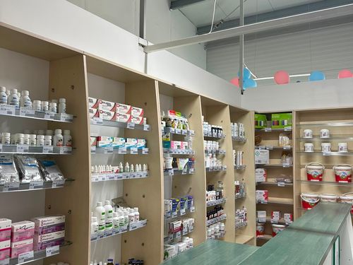 Rafturi cu medicamente și produse veterinare și tejgheaua farmaciei Șendri Agrovet.