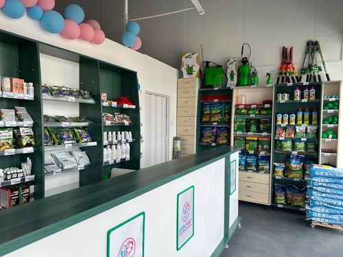 Rafturi cu produse pentru protecția plantelor, îngrășăminte și unelte de grădină în fitofarmacia Șendri Agrovet.