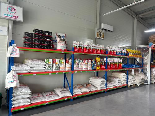 Rafturi cu furaje combinate și concentrate proteice pentru păsări și animale în depozitul Șendri Agrovet.