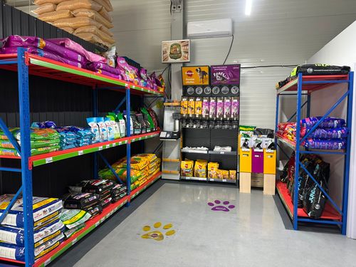 Raft cu hrană pentru câini și pisici la vrac și saci de hrană ambalată în petshop-ul Șendri Agrovet.