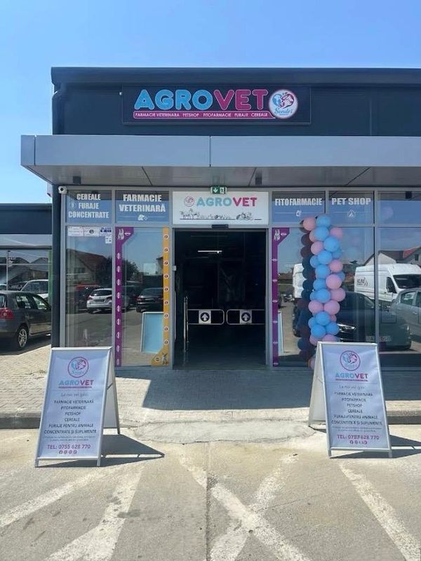 Intrarea magazinului Șendri Agrovet, cu firma AGROVET și panouri cu datele de contact la vitrină.